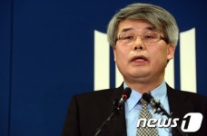 野 여기자 신체접촉 이진한, 자진사퇴해야