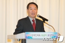 축사하는 김성일 회장