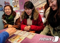 '2014년 타로점 보는 시민들'