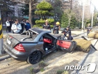 창원서 벤츠 승용차 전봇대 충돌…2명 사상