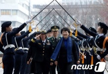리사 프란케티 사령관, 여성ROTC 예도에 거수경례