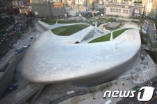 우주선인가? 베일 벗은 동대문디자인플라자