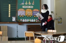 교실 구경하는 예비 초등생