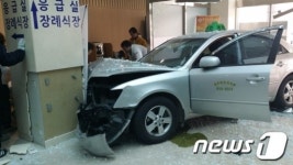 개인택시, 충주의료원 정문으로 돌진
