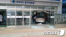 개인택시, 충주의료원 정문으로 돌진