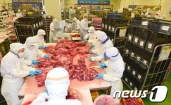 한우갈비 포장하느라 바빠요