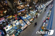 한산한 수산시장, 시름 깊어지는 상인들
