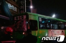 제기동서 시내버스가 한의원 들이 받아
