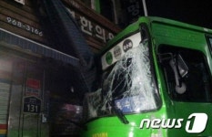 제기동에서 버스가 한의원 들이받아