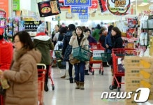 붐비는 대형마트