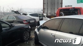 중부내륙고속도로 차량 14대 연쇄추돌…10명 부상