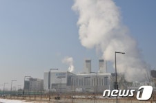중부발전소 배출 수증기 도심 뒤덮여