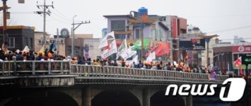 밀양교 건너는 2차 희망버스