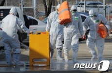 오리 살처분 준비하는 방역관계자들