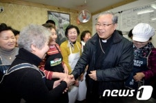염수정 추기경 배식하러 왔습니다
