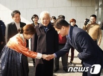 인사하는 최명길 여사…심판 같은 김한길 대표