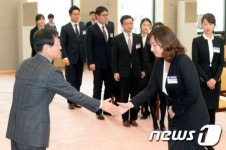 김진태 총장, 신임 검사들과 악수