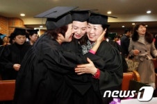 만학도들의 졸업 눈물