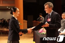 국악 영재에게 장학금 전달해요