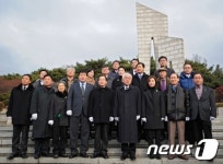 기념 촬영 하는 김한길