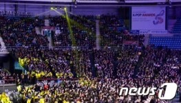 공연장 가득 메운 팬들