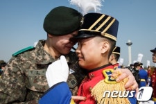장교로 첫 발 뗀 동생 격려하는 형