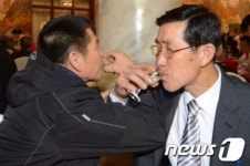 남북 이산상봉 술 잔에 그리움 가득