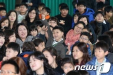 초등학교 입학식 손을 번쩍