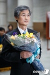 꽃다발 든 조희대 신임 대법관