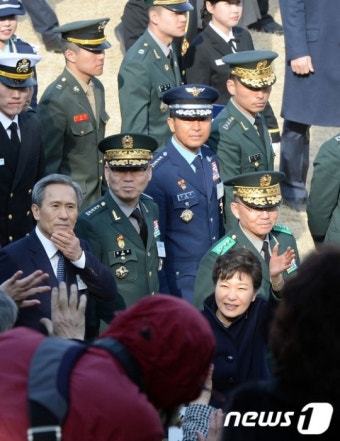 임관 가족들에게 손흔드는 박근혜 대통령