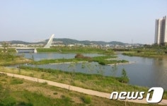 파주 운정호수공원 1년 반만에 새단장…6월 풀가동