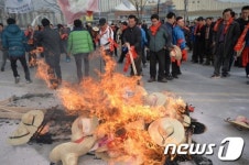 농민들이 불태우고 싶었던 것은?
