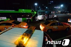 서울도심서 버스 2대 추돌…13명 사상