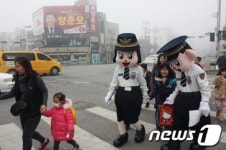 [단신]공주署, 신관초 앞에서 학교폭력 예방 캠페인