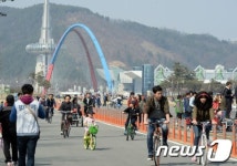 대전 엑스포 시민광장에서 자전거타는 시민들
