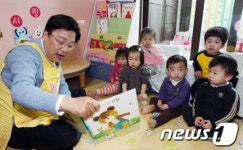 [단신]권선택, 어린이집 일일교사 체험
