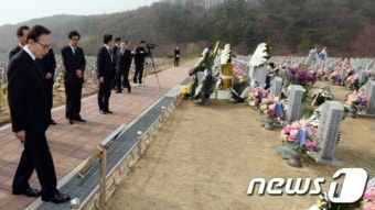 천안함 46용사 묘역 찾은 이명박 전 대통령