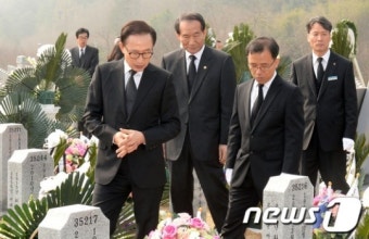 천안함 묘역 둘러보는 이명박 전 대통령