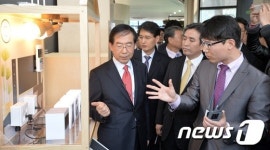 에코하우스 시설 둘러보는 박원순 시장