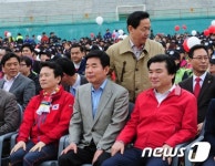 수원 야구장 찾은 경기도지사 후보들