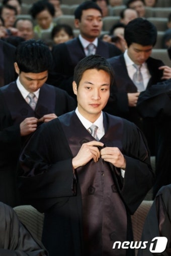 법복 입는 신임 법관들