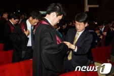 부모님이 입혀주는 법복