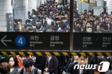 4호선 열차 탈선, 발디딜 틈 없는 사당역