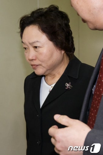 긴장된 표정으로 법정 들어서는 인재근 의원