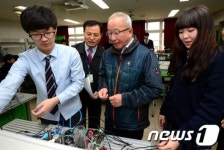 유한공고 방문한 현오석 부총리