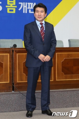 황상무 앵커 '잘 찍어 주세요'