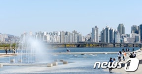 청명한 날씨와 한강공원 분수