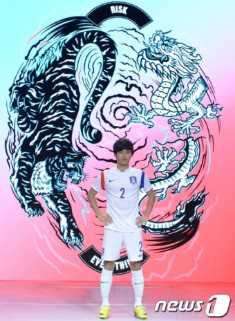 김진수, 韓 축구대표팀 새 원정 유니폼 입고 '위풍당당'