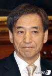 첫 금통위 주재하는 이주열 총재, 긴장감 역력