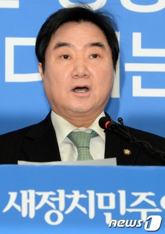 여론조사 결과 발표하는 이석현 위원장